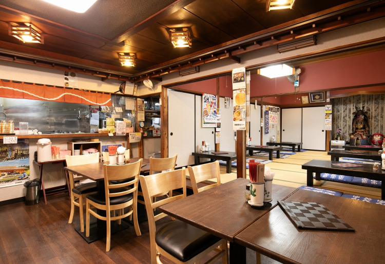 テーブル席も用意しております。