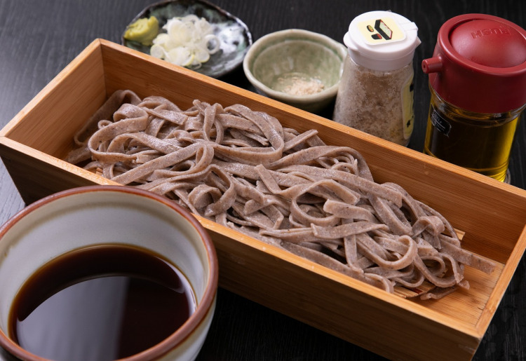 こだわりのそば粉と水を使い手打ちするそば